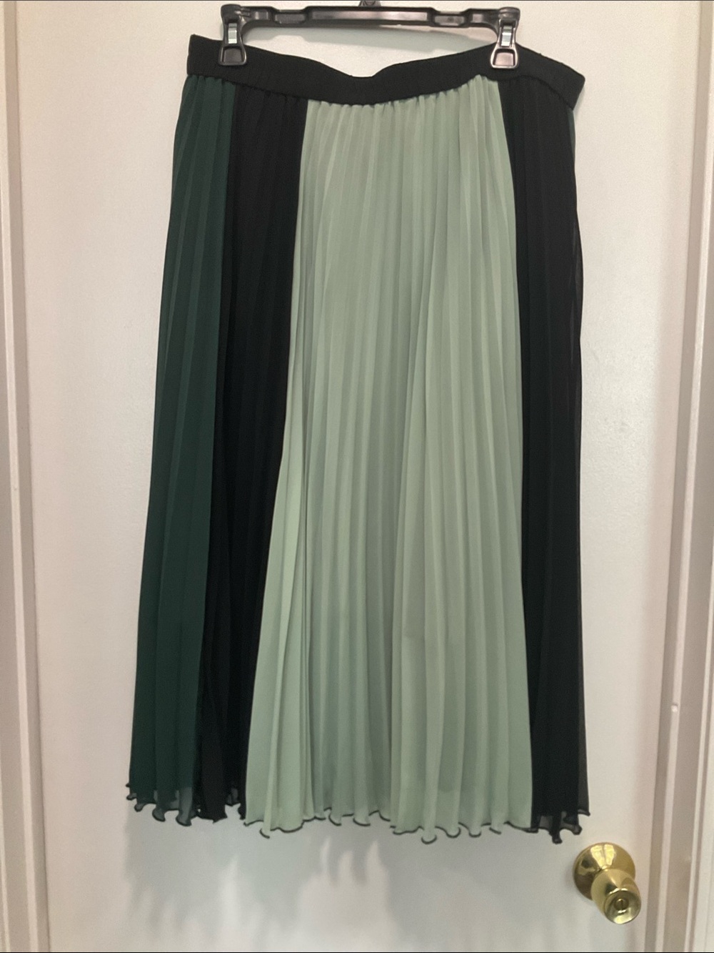 Pleated Colorblock Midi Skirt in Mint,emerald and Black